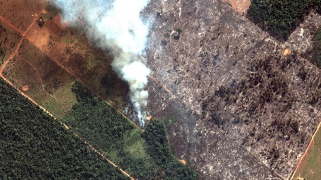 The Amazon forest fire is captured easily by satellites.A photographic proof of the difference between the world with and without human civilization.